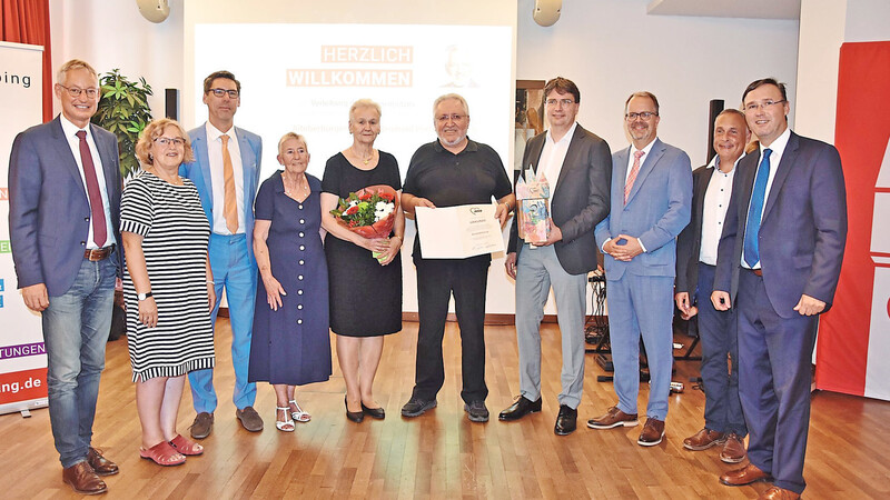 Die Arbeiterwohlfahrt Straubing-Bogen feierte Alt-OB Reinhold Perlak für seinen "außerordentlichen Einsatz".
