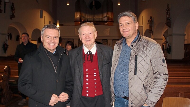 Landrat Peter Dreier (l.) und Bürgermeister Peter Forstner (r.) mit Sänger, Ehrenvorsitzendem und Bürgermedaillenträger Georg Lodermeier.
