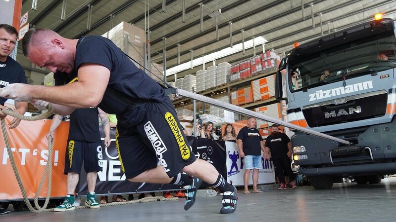 25 Strongman-Athleten maßen sich am Samstag im Zitzmann-Zentrallager. Zuerst war "Truck Pull" angesagt.