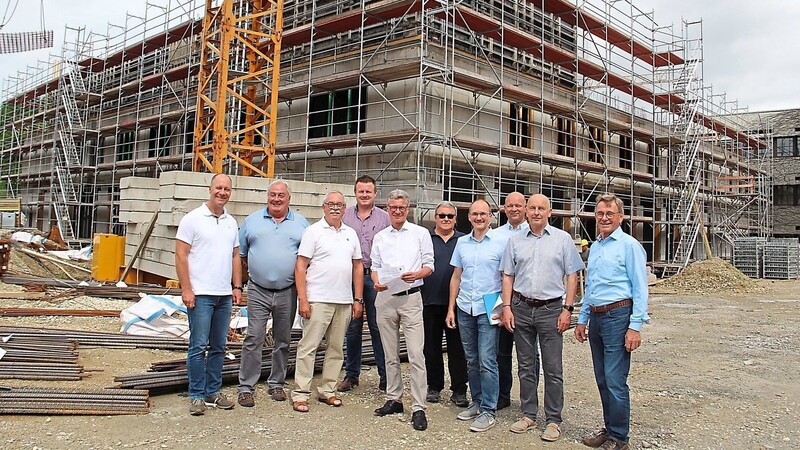 Landrat Bernd Sibler (5. v. l.) und die Mitglieder des Bauausschusses ließen sich von Sachgebietsleiter Martin Bügler (4. v. r.) auf den aktuellen Stand der Arbeiten an der neuen Wirtschaftsschule und Berufsschule II bringen.