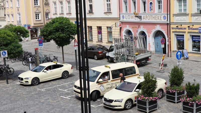 Die drei, vier verbliebenen Taxistandplätze am Ludwigsplatz werden in Sichtweite auf Höhe Volksbank/Löwenapotheke wieder aufgestockt.