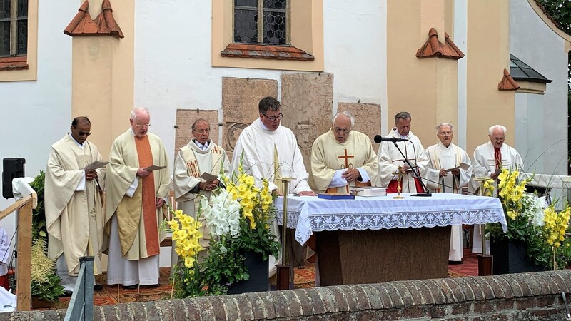 Pfarrer Gabriel Kreuzer inmitten der Mitzelebranten beim Festgottesdienst zum Priesterjubiläum.