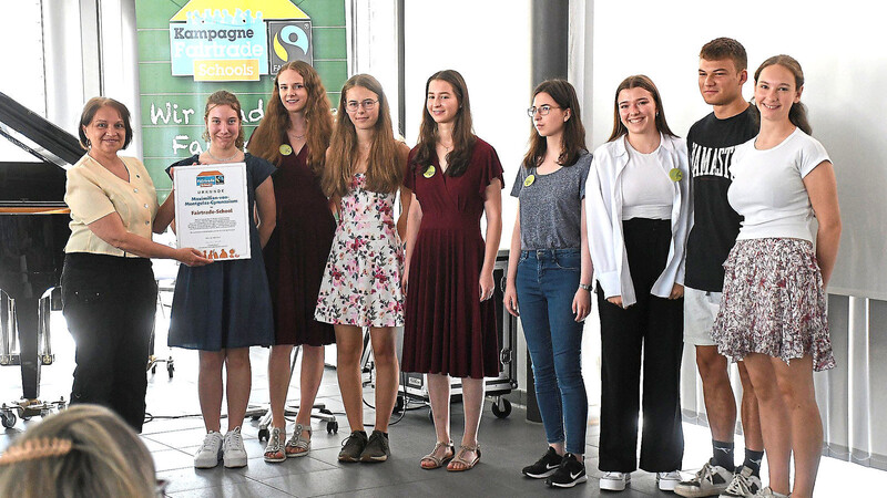 Elisabeth Krojer, die Referentin der Fairtrade-Schools-Kampagne, überreichte das offizielle Zertifikat an die Schülerinnen und Schüler, die die Aktion vorangebracht haben