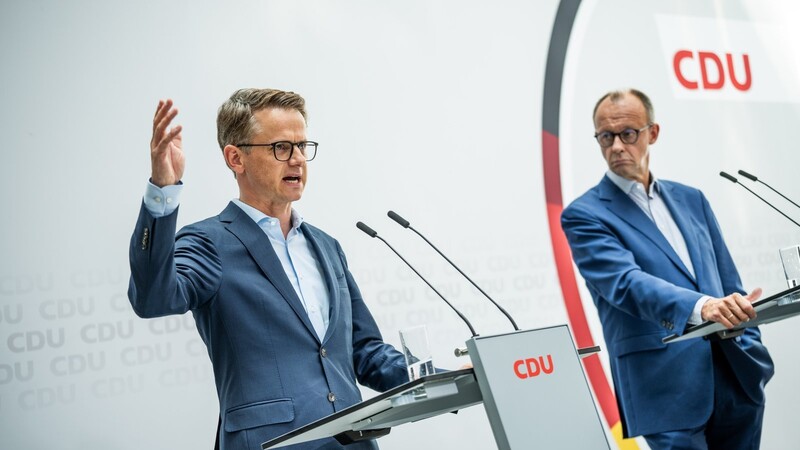 Carsten Linnemann (l.), neuer CDU-Generalsekretär, spricht neben Parteichef Friedrich Merz. "Was ist 100 Prozent CDU?", fragt Linnemann rhetorisch und könnte selbst die Antwort sein.