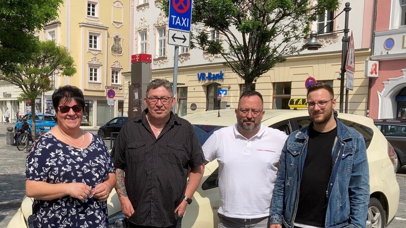 Alpár Kósa (2.v.re.) und seine Kollegen protestierten im Mai heftig gegen den Stellplatz-Schwund. Nun ist der größte Zankpunkt beigelegt.