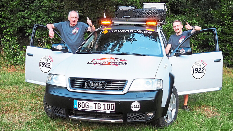 Geschafft: Bis zuletzt haben Thomas (l.) und Benedikt Brenner an ihrem Rallye-Auto gebastelt.