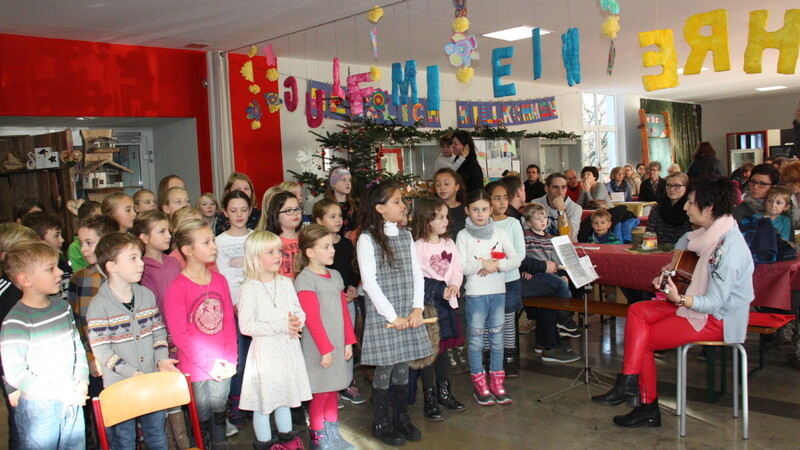 Die Grundschüler sangen unter der Leitung von Rektorin Bettina Rötzer: " Wir tragen ein Licht!".