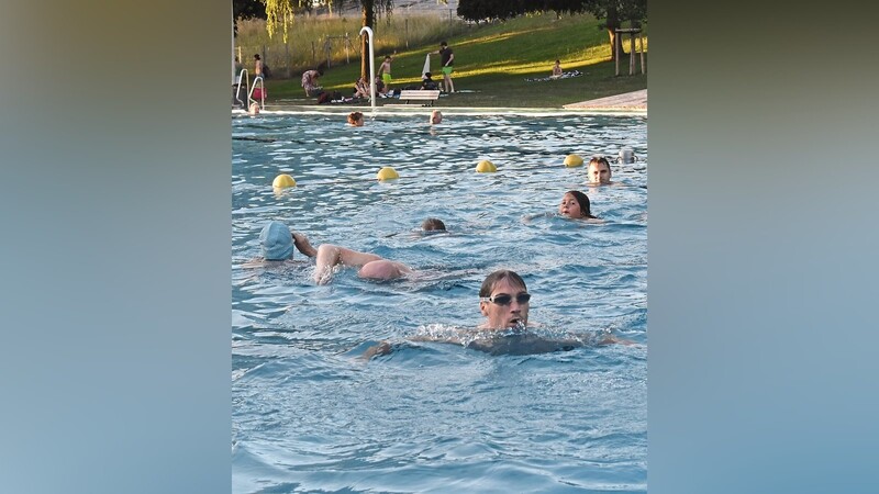 Zu den Regeln des Stundenschwimmens gehört, dass man sich im Wasser erkennbar fortbewegt und man sich nicht am Beckenrand festhalten darf.