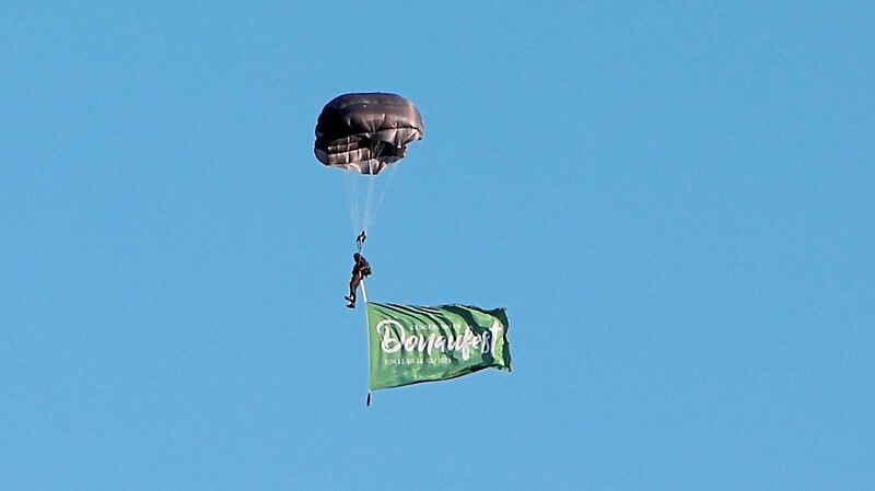 Filmreif überbrachte die GSG9-Einheit per Fallschirm die Donaufestflagge.