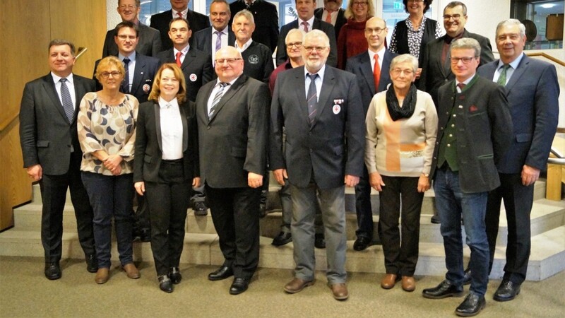 Landrat Christian Bernreiter (l.), Wissenschaftsminister Bernd Sibler (2. v. r.) und einige Bürgermeister gratulierten den Ausgezeichneten.