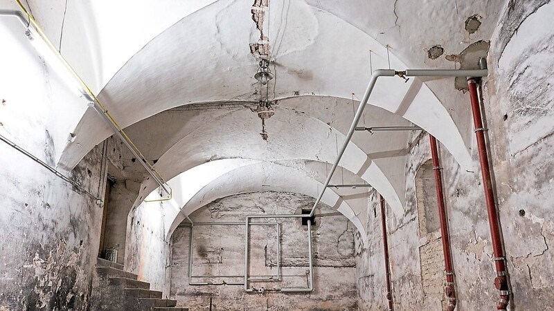 Das romanische Tonnengewölbe im Keller des Domherrenhauses könnte der Frühstücksraum werden.