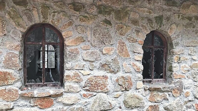 Diese beiden Fenster der Späth-Kapelle im Wutzmühlwald wurden mutwillig zertrümmert. Der Schaden liegt laut Polizei bei rund 500 Euro. Nun werden Zeugen gesucht. 