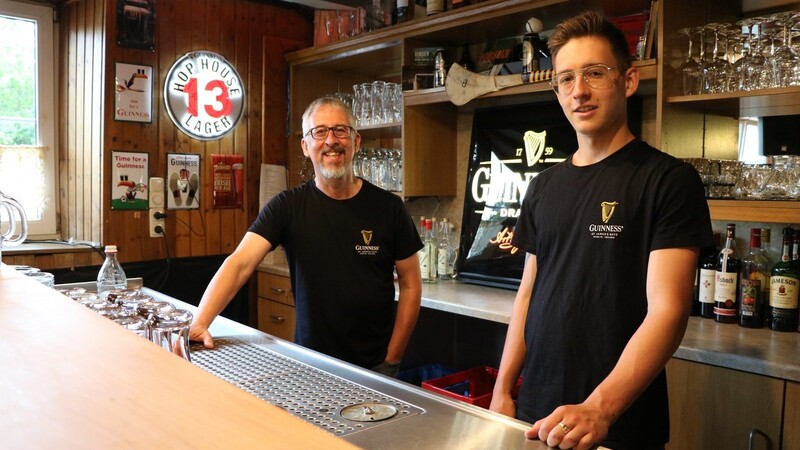 Seán McMahon (rechts) hatte nach seinem Abitur in Irland in einem Pub gearbeitet. Mit seinem Vater David McMahon eröffnete er im Mai in Bayerbach nun das B'Irish-Pub im Schlosswirt an der Marktstraße.