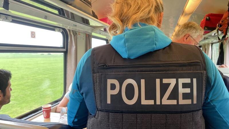 Die Bundespolizisten kontrollieren die Pässe der Zugreisenden, die mit dem Zug aus Tschechien nach Deutschland gekommen sind.