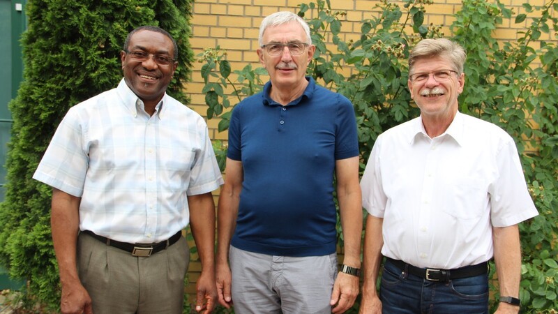 Hoffen weiterhin auf Spendenbereitschaft für das Afrika-Projekt (v.l.): Pfarrer Emeka Ndukaihe sowie Rudolf Reinhardt und Berthold Reil vom Rotary Club Straubing-Gäuboden.