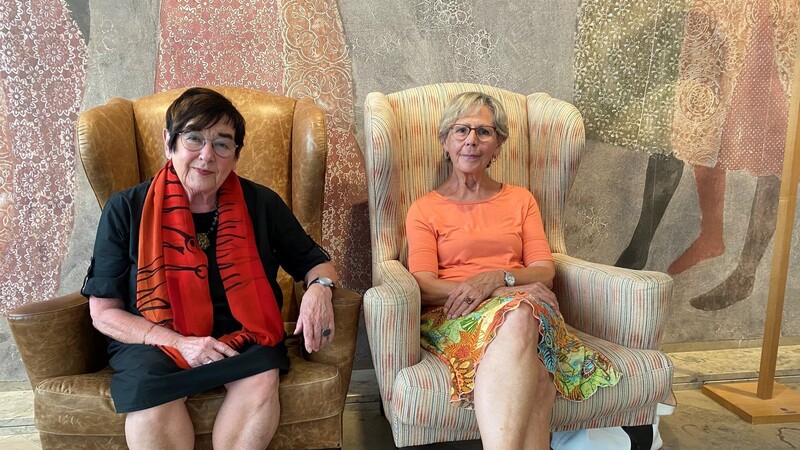 Die Leiterin der Gelben Damen und Herren, Brigitte Messerschmitt (links), und Gelbe Dame Ursula Deser freuen sich, dass sie nach der langen Corona-Pause endlich wieder Patienten im Klinikum St. Elisabeth besuchen können .
