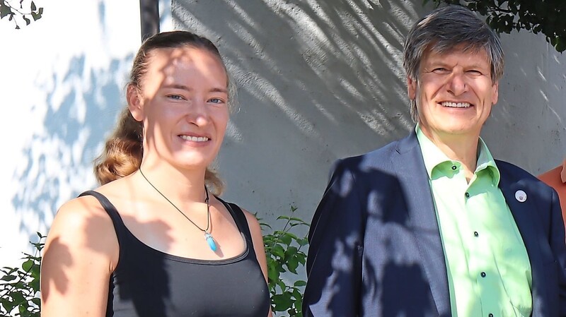 Klimaschutzmanagerin Melanie Falkenstein und 3. Bürgermeister Michael Stanglmaier freuen sich über den Erfolg der Förderung.