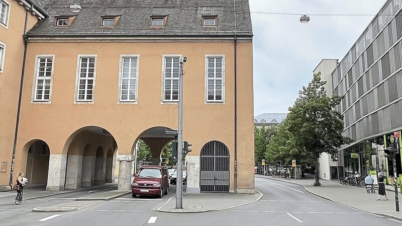 Am Dachauplatz bleibt das Parkhaus weiter aus allen Richtungen erreichbar. Eine Durchfahrt für Autos nach Süden wäre mit der Stadtbahn aber nicht mehr vorgesehen.