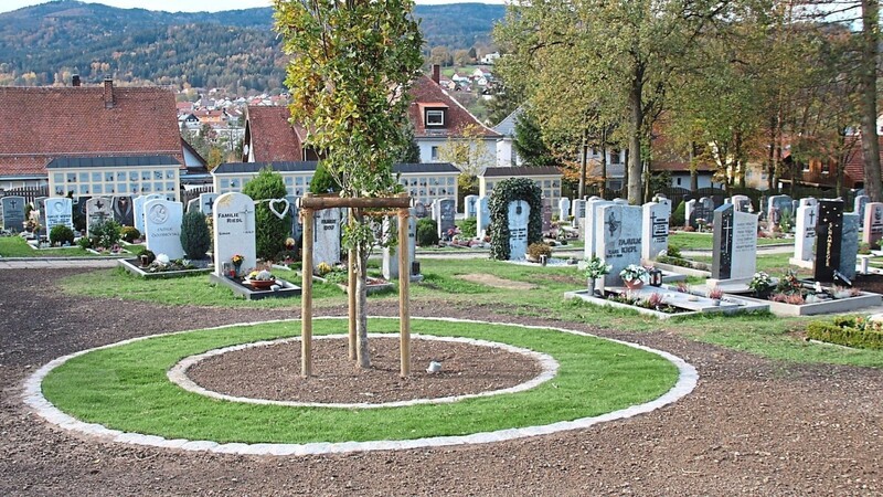 Das erste Urnenfeld auf dem Further Friedhof ist kurz vor der Fertigstellung. In ihm können rund 50 Verstorbene bestattet werden.