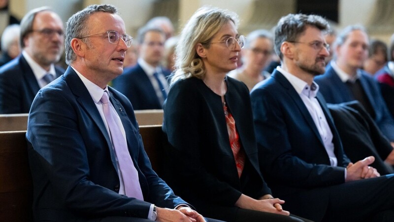 Christian Kopp (l-r), Nina Lubomierski und Klaus Schlicker, Kandidaten für die Wahl zum Landesbischof oder Landesbischöfin, nehmen an der Landessynode teil.