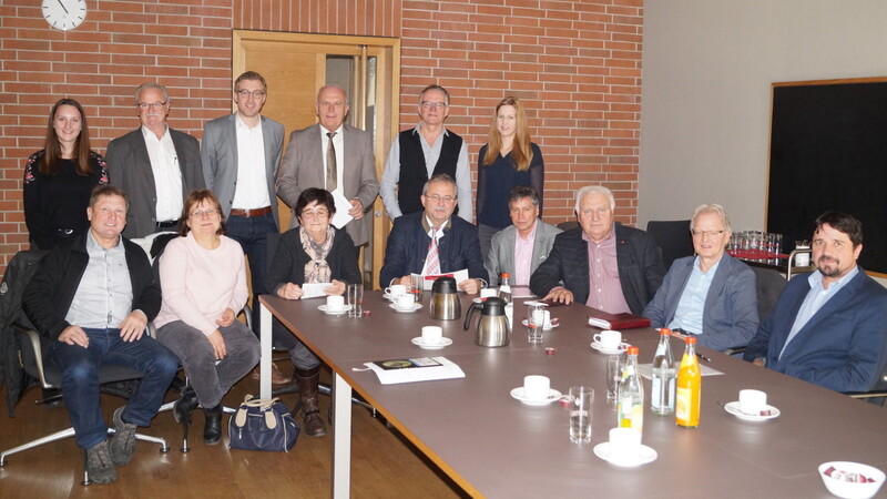 Die Mitglieder des Partnerschaftsausschusses nach ihrer Sitzung gemeinsam mit Landrat Josef Laumer.