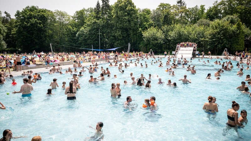 Viele Badegäste zieht es bei den aktuellen Temperaturen in die Freibäder.