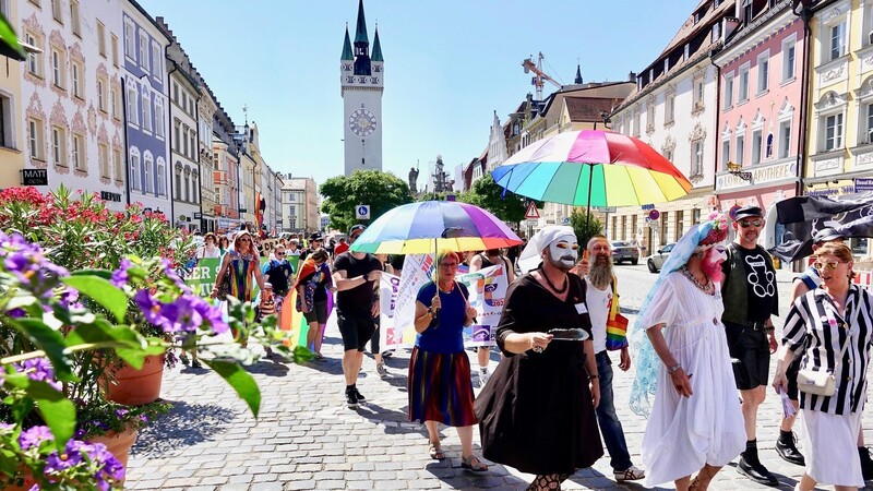 Schirme und Fahnen in Regenbogenfarbe, dazu viele Teilnehmer in ausgefallenen Kleidern: Der CSD-Demozug macht sich auf seinen Weg durch die Stadt.