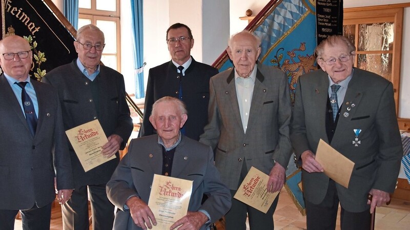 Zu Ehrenmitgliedern ernannt wurden Hans Huber (2. v. l.), Josef Pichlmaier (vorne), Johann Beer (2. v. r.) und Barth Braun (rechts). Max Ziegltrum (links) und Michael Plenagl (hinten Mitte) gratulieren.