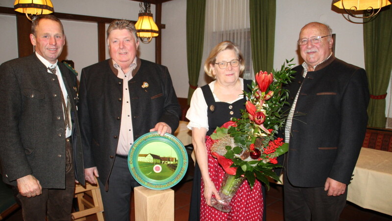 Bei der Übergabe der Erinnerungsscheibe (v.l.):Vorsitzender Helmut Forstmaier, Georg und Marita Luginger und zweiter Vorsitzender Ludwig Mieslinger.