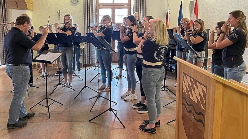 Die Hymnen von Frankreich, Deutschland und Europa spielte die Flötengruppe des Spielmannszuges "Grenzfähnlein".