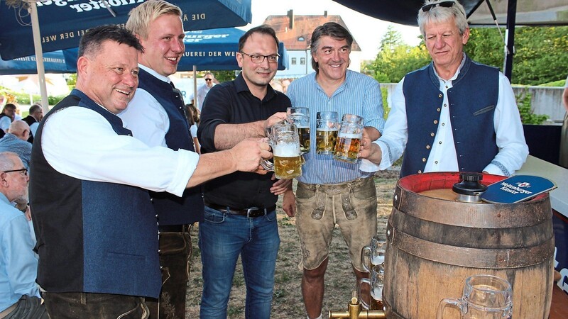 Prost! Die Verantwortlichen stoßen bei der Bierprobe gemeinsam an.
