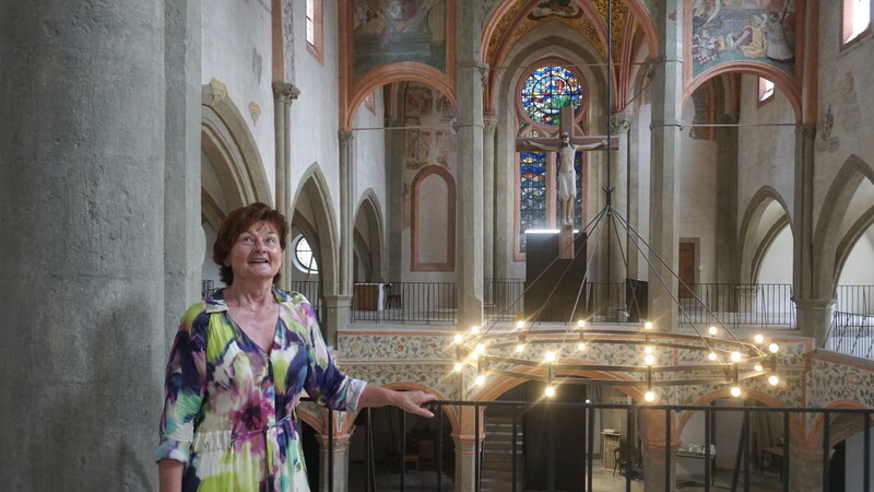 Diözesankonservatorin Maria Baumann in der Ulrichskirche. Hinter ihr sind die neuen Fenster im Osten zu sehen.