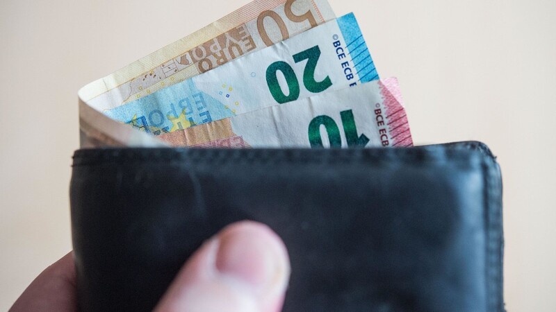 Einen Geldbeutel mit 300 Euro Bargeld hat ein Neunjähriger in Viechtach gefunden und bei der Polizei abgegeben (Symbolbild).