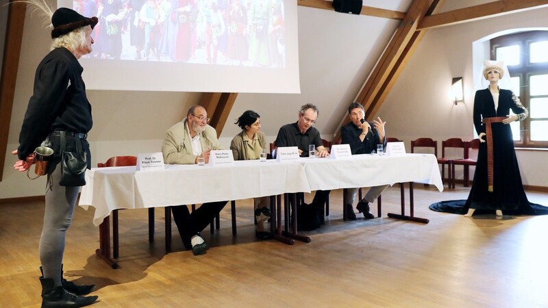 Klaus Timmer, Hans-Peter Mattausch, Tolin Jojo, Helmut Groschnick und Kurt Luger (von links) bei der Podiumsdiskussion