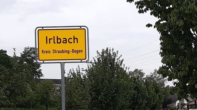 In Irbach wurde eine neue Bushaltestelle beantragt. Der Gemeinderat kam überein, die Entscheidung zu vertagen und nachzufragen, ob eine dritte Haltestelle möglich wäre und welche Kosten dafür auflaufen würden.