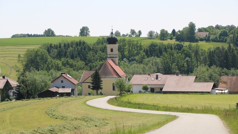 Die Wallfahrtskirche Weißenberg ist benannt nach der im Tal vorbeifließenden Weißach. Den Ursprung der Wallfahrt bildete ein aus um 1650 stammendes, aufgestelltes, tönernes Vesperbild. Die Kirche ist noch heute ein beliebter Ort für Wallfahrer und für Brautpaare, um sich trauen zu lassen.