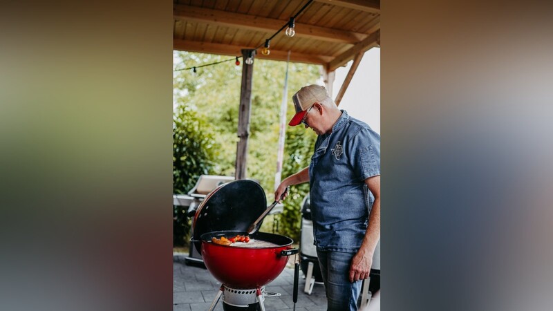Nicht ohne Grund stehen bei Roland Parstorfer 19 Grills daheim. Der Ahamer hat 2020 seine Leidenschaft - das Grillen - zum Beruf gemacht.