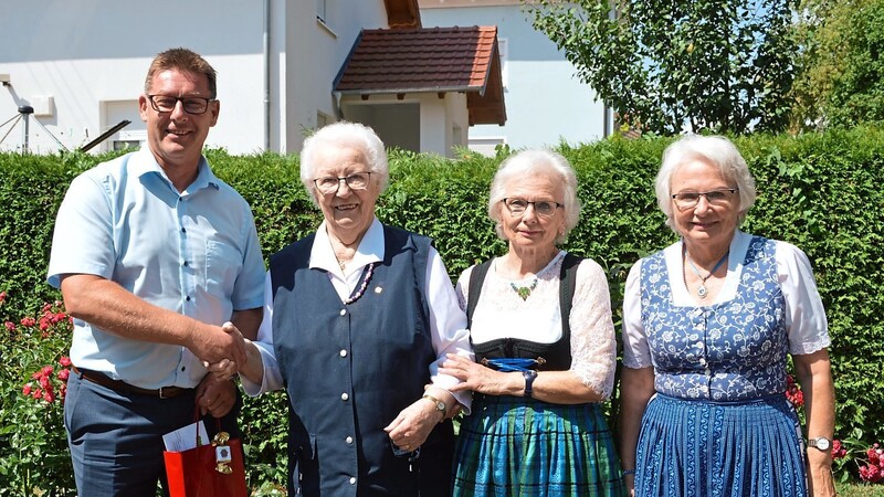 Bürgermeister Helmut Fichtner gratulierte Maria Reiter im Beisein ihrer beiden Nichten Thea Seehofer und Maria Bergermeier (v.l.).