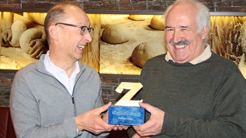 "Goldenes Z" für Georg Schwarzfischer (rechts): Sein spontaner Humor hat die meisten Zuschriften geerntet. Ihm überreicht Redaktionsleiter Josef Heigl im Café der Bäckerei Kraus in Mitterdorf die zwischenzeitlich 23. Keramik.