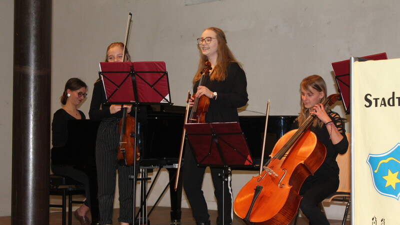 Schülerinnen des Veit-Höser-Gymnasiums gestalteten den Abend mit Musik.
