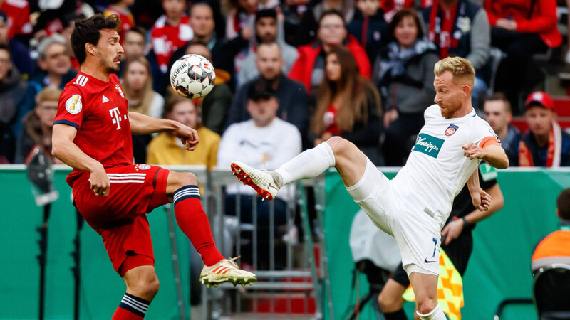 In Bedrängnis: Mats Hummels (li.) und der FC Bayern gegen Zweitligist FC Heidenheim.