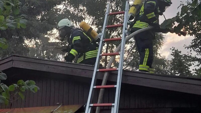 Einsatzkräfte der Feuerwehr Patersdorf deckten das Dach der Gartenhütte ab, um an den Brandherd zu gelangen.