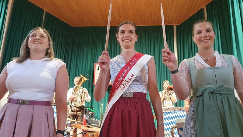 Die Ehrengäste am Heimatfest dürfen zum Taktstock greifen - unter ihnen die Rodinger Volksfestkönigin Miriam Weiß.
