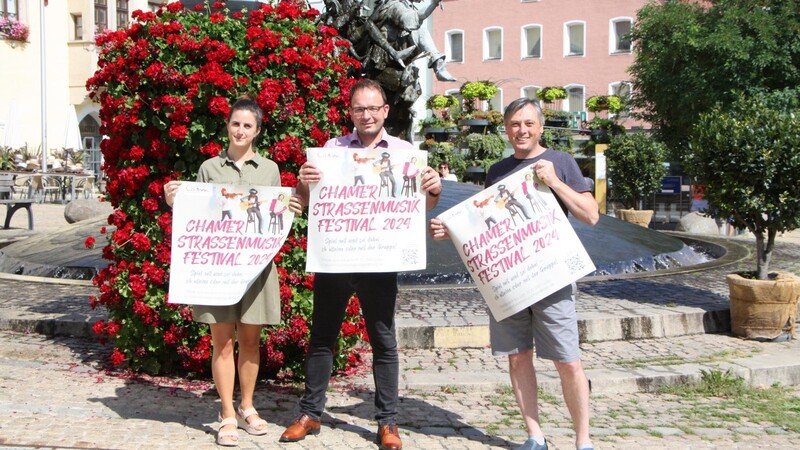 Katrin Pielmeier, Leiterin der Tourist-Info, Bürgermeister Martin Stoiber und Musiker Siegi Mühlbauer (von links) stellen das erste Chamer Straßenmusik-Festival vor, das im Juni 2024 steigen soll.