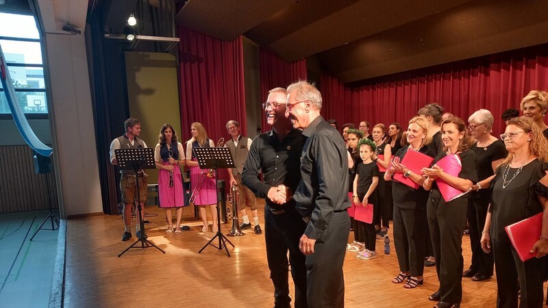 Die Bläser-Familie Omasmeier (v.l.), die Chorleiter Bernhard Maier und Roberto Aronne sowie der gemeinsame Chor aus Montefiascone und Ergoldsbach.
