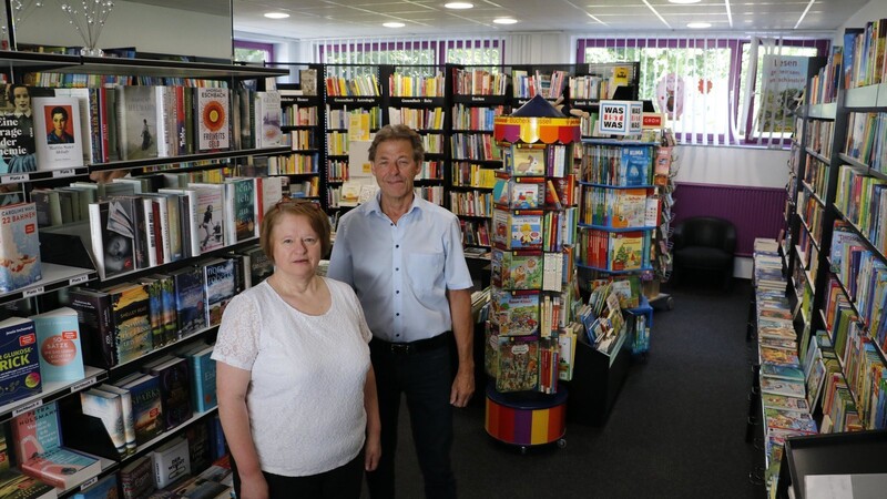 Geschäftsinhaber Wilfried Oexler und seine Mitarbeiterin Marianne Steinkirchner in der neuen Buchhandlung im Großhandelsgebäude an der Holzapfelstraße.