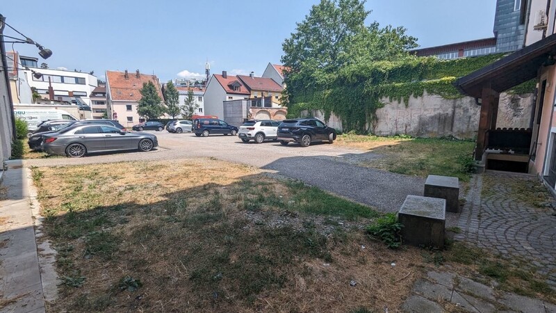 Auf dem Gelände der Stadtbau GmbH in der Metzgergasse soll ab August die erste grüne Oase des neuen "Stadtklimawegs" entstehen. Ein Teil der Parkplätze muss dafür weichen.