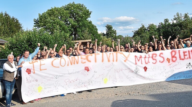 170 Mitarbeiter von TE Connectivity sind von der Standortverlagerung betroffen. Der Niederwinklinger Bürgermeister Ludwig Waas (l.) zeigt sich mit der Belegschaft solidarisch.