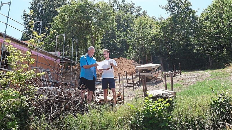 Peter Fuchs (links) und Johannes Schwarz wehren sich gegen einen Funkmast, der zehn Meter von den Grenzen ihrer Grundstücke errichtet werden soll.