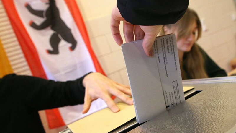 Eine Frau gibt ihre Stimme für die Wahl zum Berliner Abgeordnetenhaus ab und wirft ihren Wahlzettel in die Wahlurne. Das Berliner Verfassungsgericht hatte entschieden, dass eine komplette Wiederholung der Wahl von 2021 wegen zahlreicher Pannen notwendig ist.